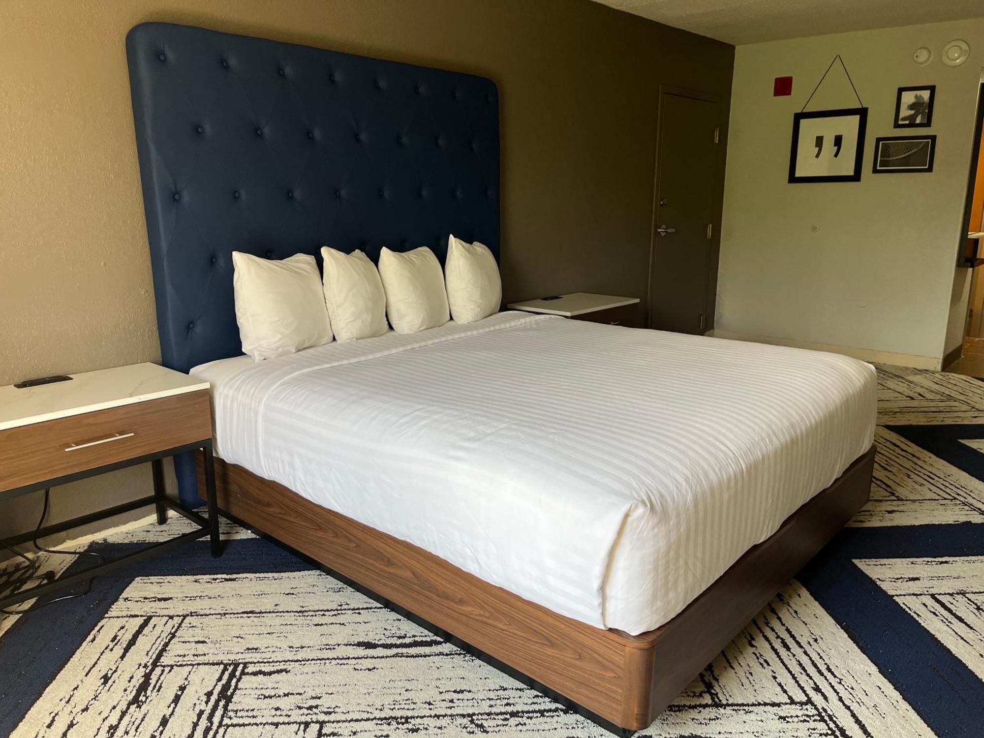 Hotel Sky Point & - Atlanta Airport